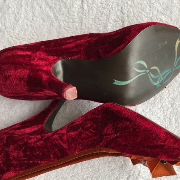 Poetic License Dazzling heels grape velvet and rhinestone pumps. Size 8. - Picture 6 of 8
